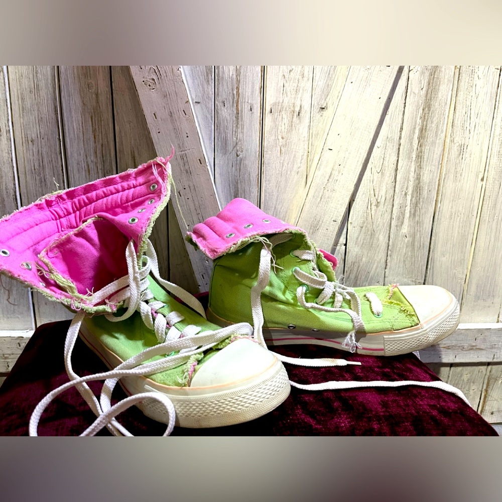 Adorable High top lace up. Looks just like Converse!! Very Unique!!🌸🌸🌸